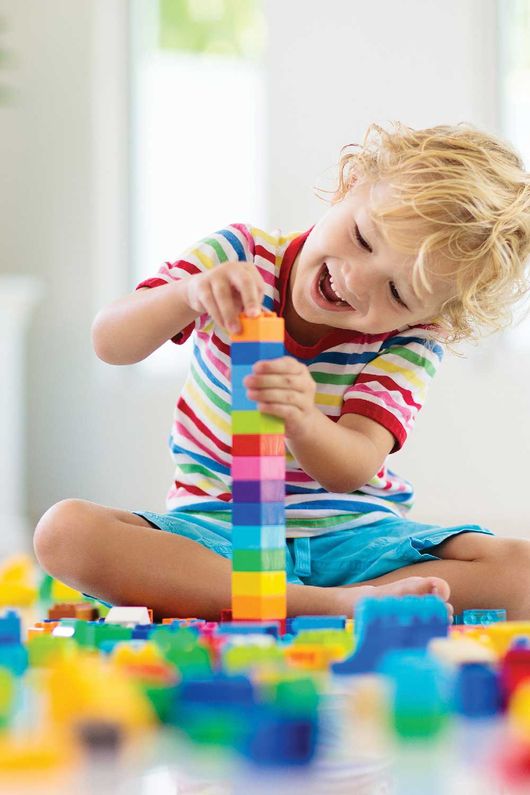 Kind spielt mit Legosteinen