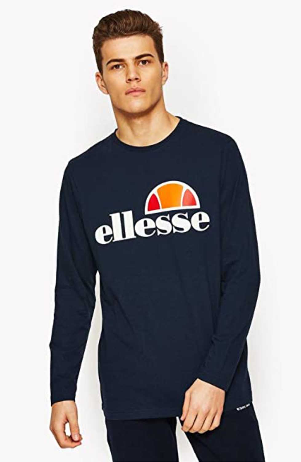 Teenager mit Ellesse-Langarmshirt